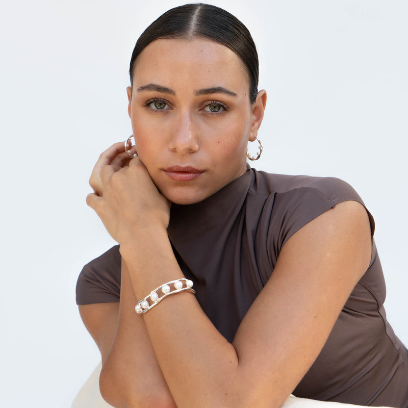 WFBG3-S-WP-Dower-and-Hall-Sterling-Silver-White-Freshwater-Pearl-Chunky-Bangle-3