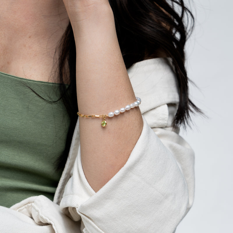 LUB46-V-PERI-Dower-and-Hall-Yellow-Gold-Vermeil-Luna-White-Pearl-Chain-and-Peridot-Drop-Bracelet-1