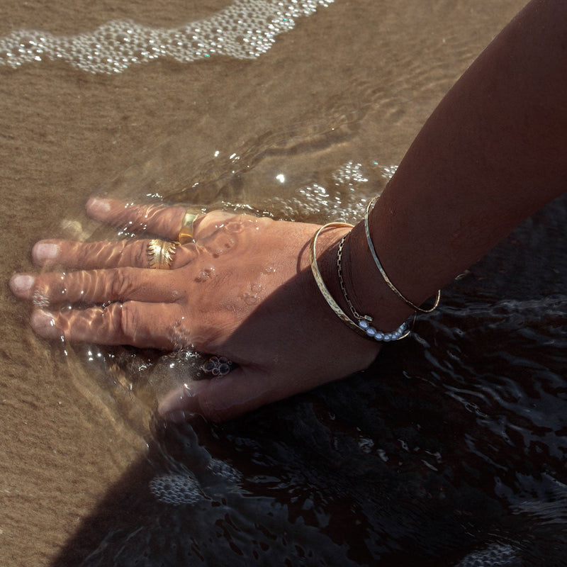 9k Gold 4mm Hammered Nomad Bangle